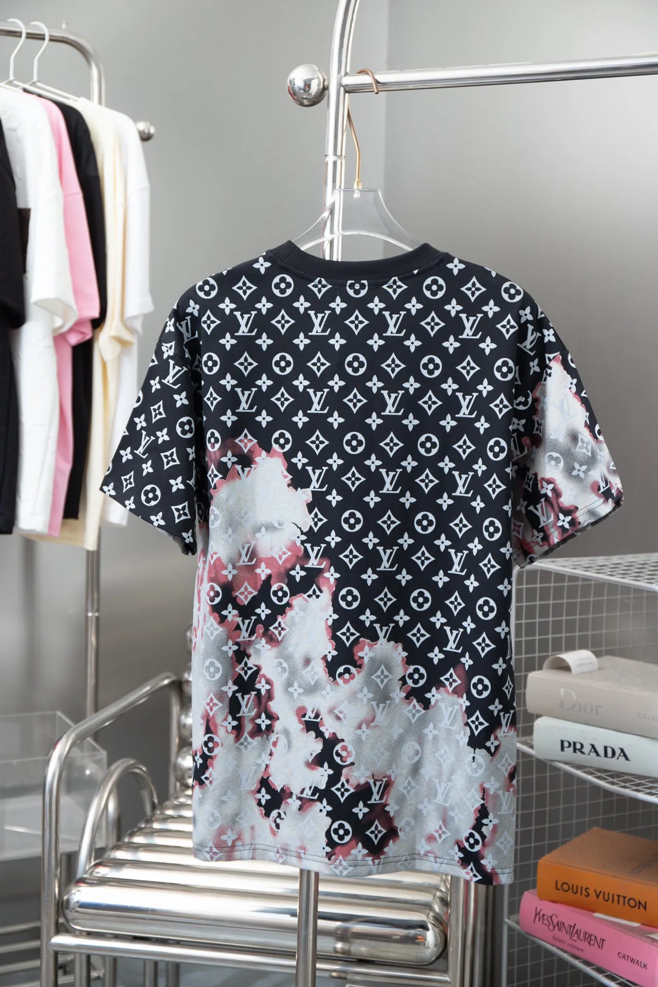 🅿️190 High-quality Lv 2025 early spring new model, MONOGRAM full-width presbyopia printed short-sleeved T-shirt, using digital printing technology to render pixel light and shadow for the Monogram pattern, and its silk-screen texture and knitting effect complement each other. Synchronized with the official website, pure cotton fabrics at the counter! Comfortable against the skin, durable and easy to wear, meticulous original craftsmanship, custom-made 260g vat-dyed fabric, very comfortable to the touch, latest brick cabinet synchronization, OS off-shoulder version, fashionable and individual, super versatile and good-looking, very suitable for both men and women, must-have style, hang tag, collar label, washed wheat, complete with three labels S M L XL
